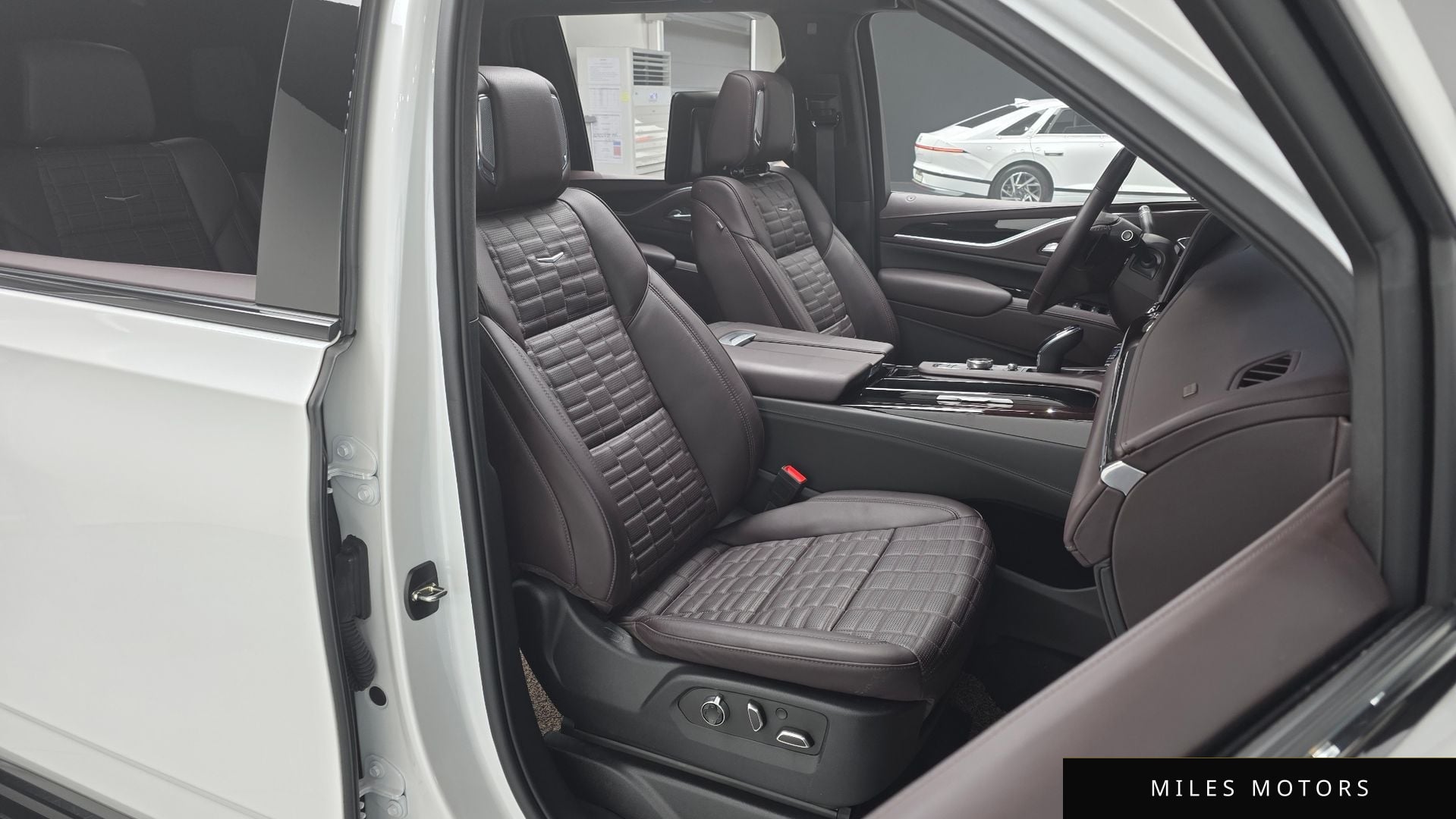 Cadillac Escalade 2023 — миниатюра 10