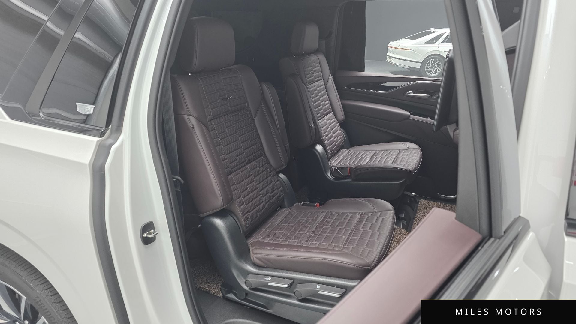 Cadillac Escalade 2023 — миниатюра 12