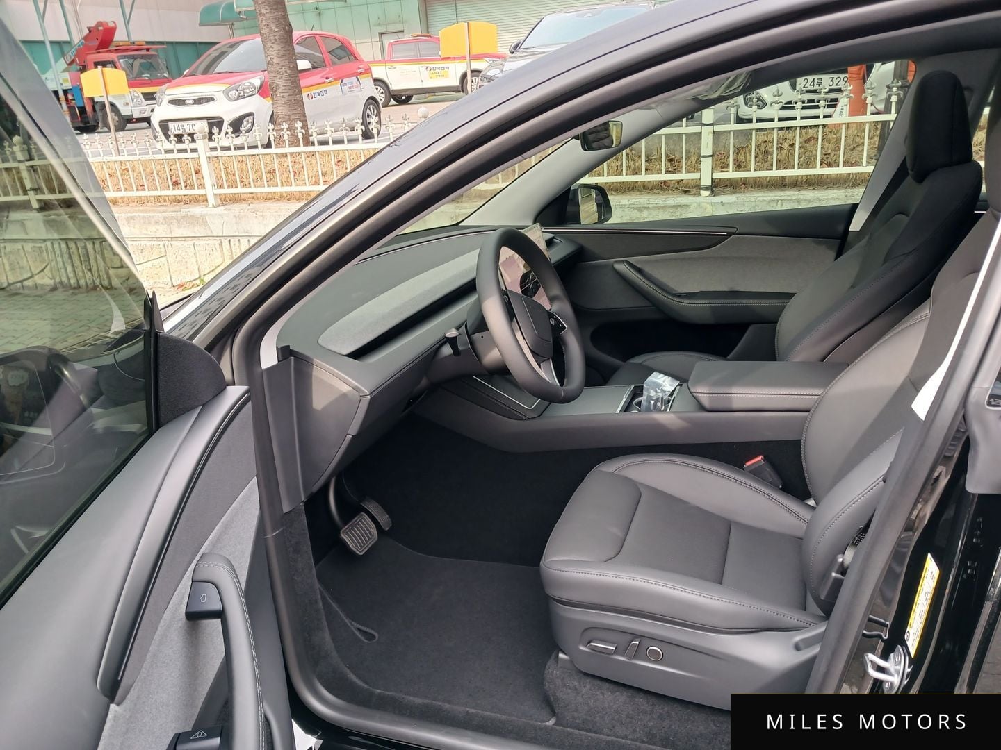Tesla Model Y 2025 — миниатюра 9