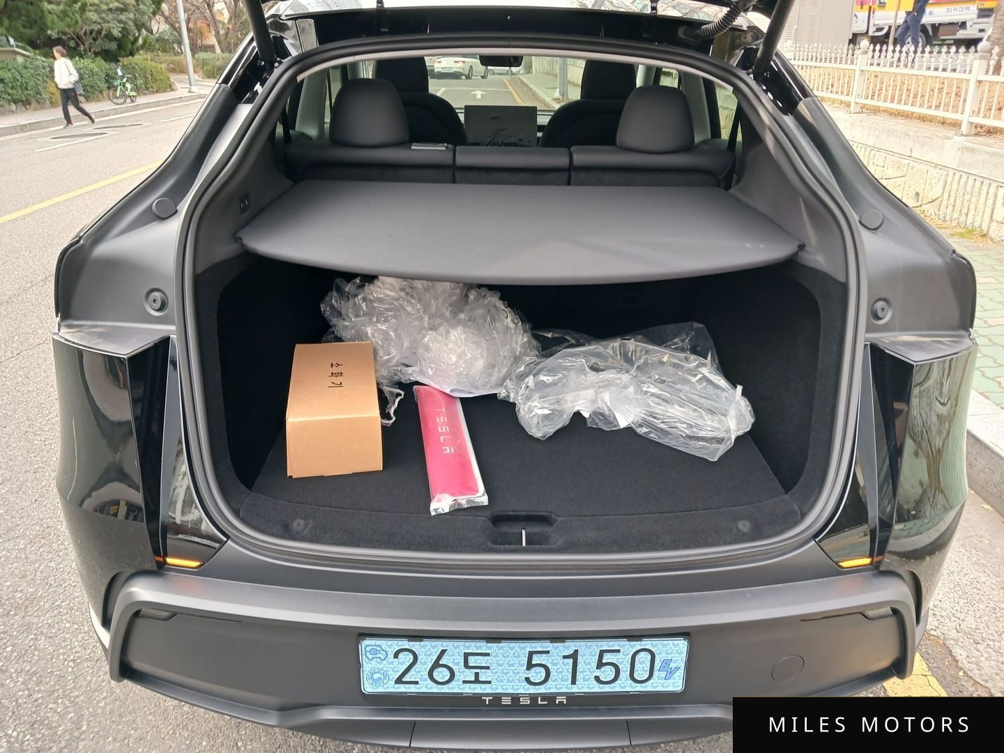 Tesla Model Y 2025 — миниатюра 18