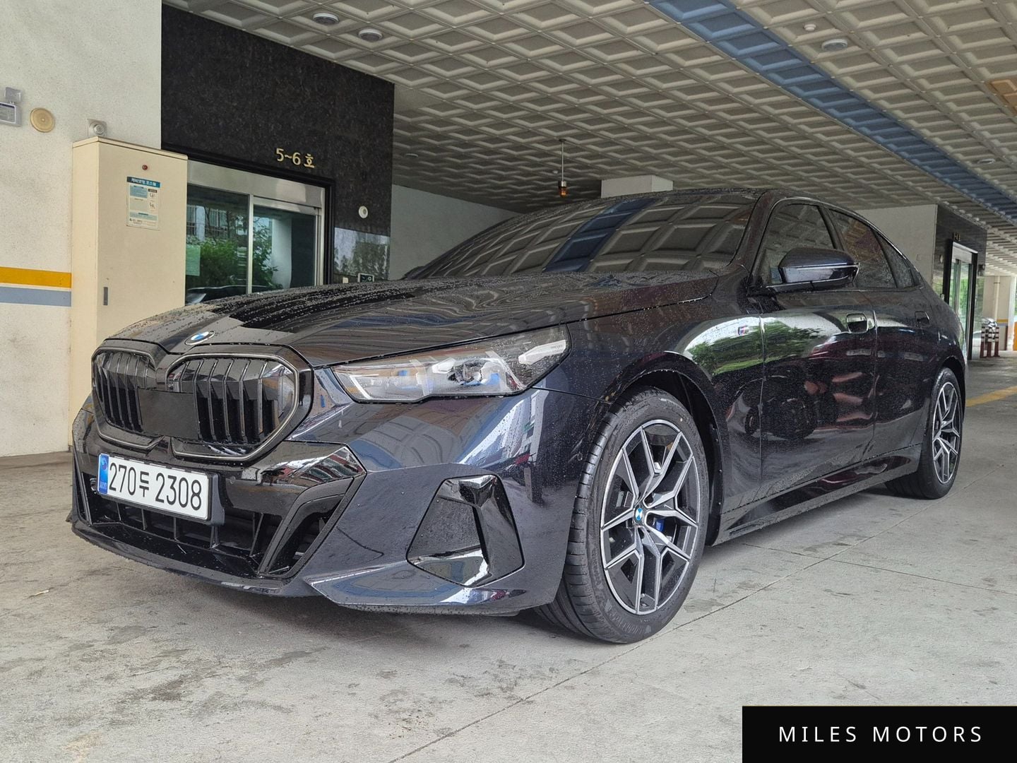 BMW 5 Series (G60) 2025 — миниатюра 3