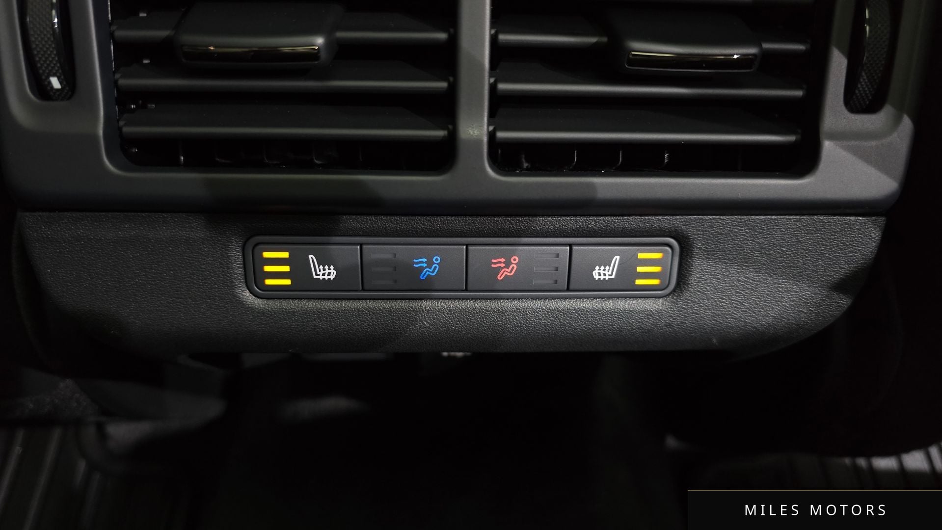 Land Rover 레인지로버 이보크 2025 — миниатюра 18
