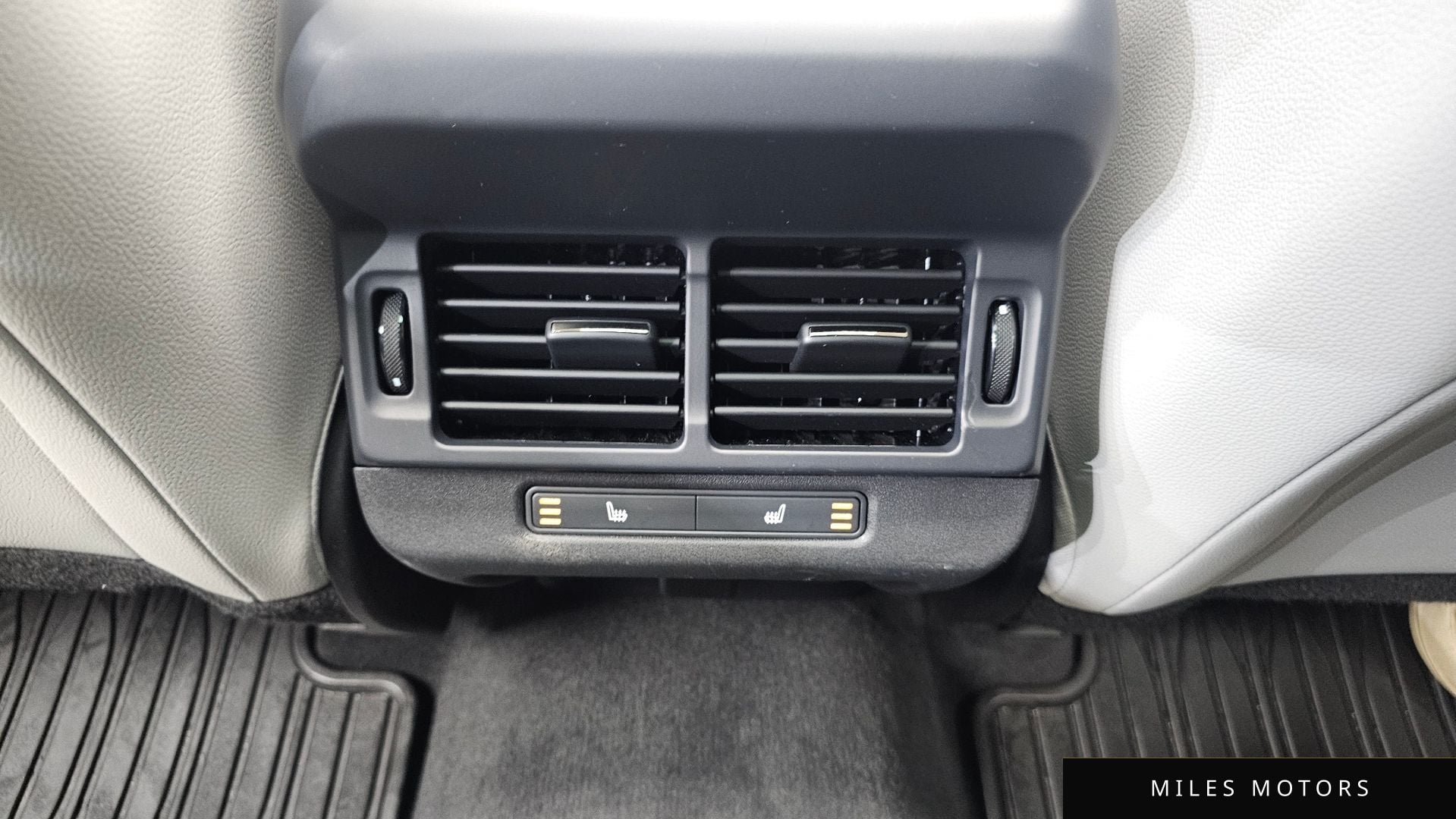 Land Rover 레인지로버 이보크 2025 — миниатюра 18