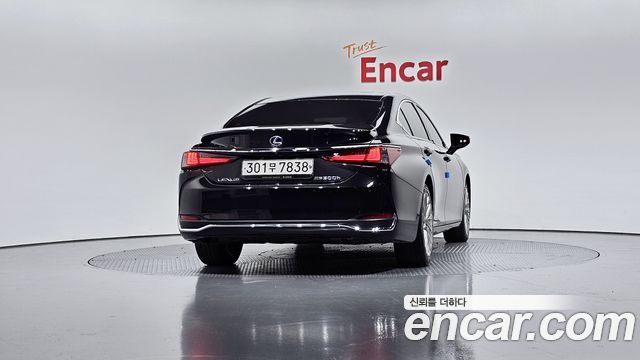 Лексус ES300h 2020 — миниатюра 4