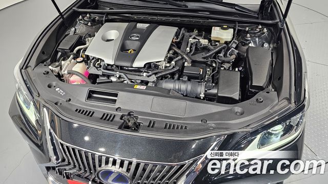 Лексус ES300h 2020 — миниатюра 6