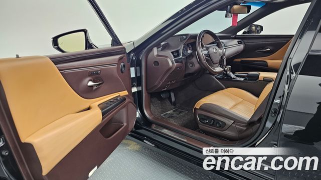 Лексус ES300h 2020 — миниатюра 11