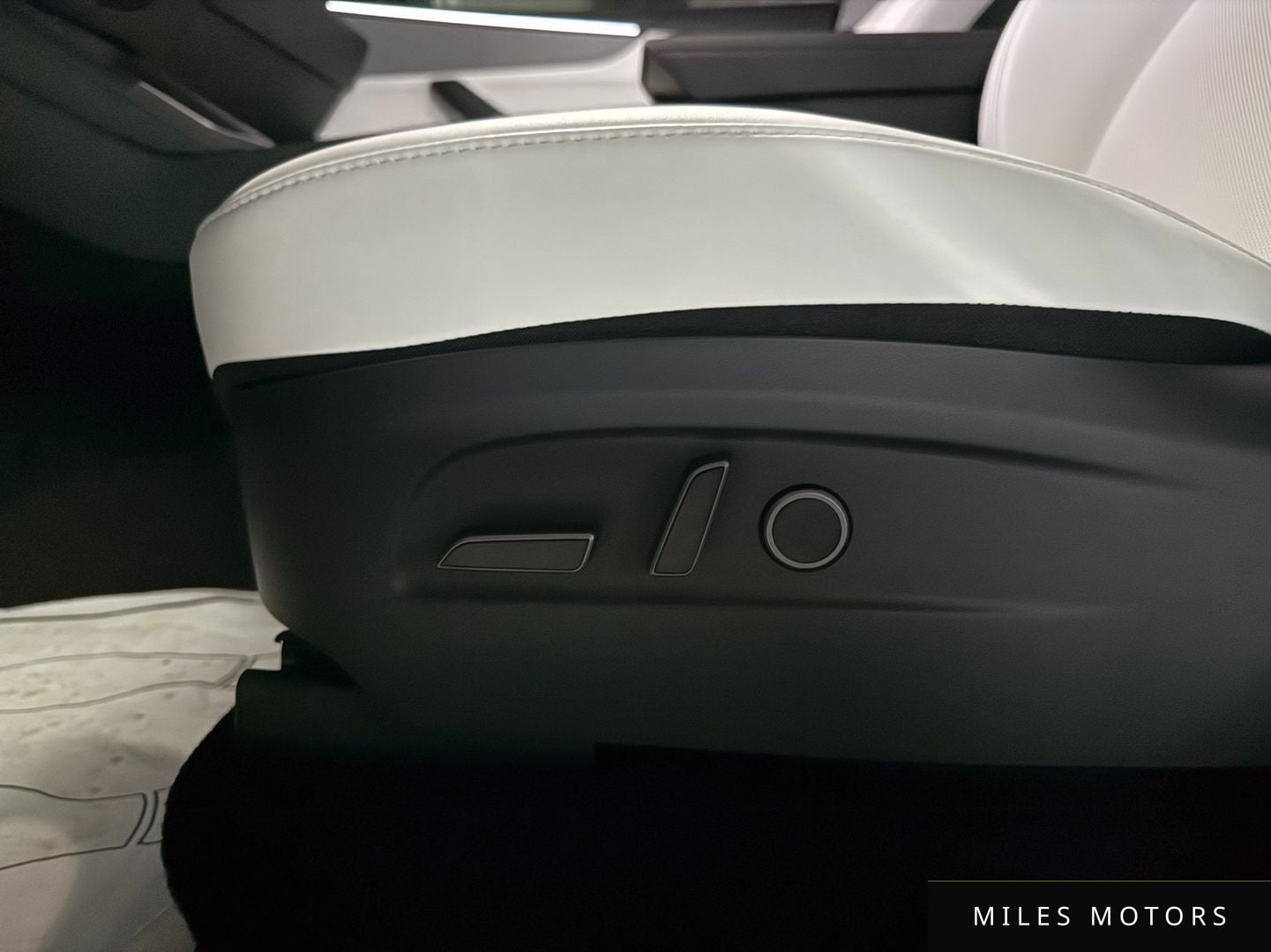Tesla Model Y 2025 — миниатюра 11