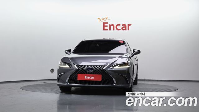 Лексус ES300h 2019 — миниатюра 3