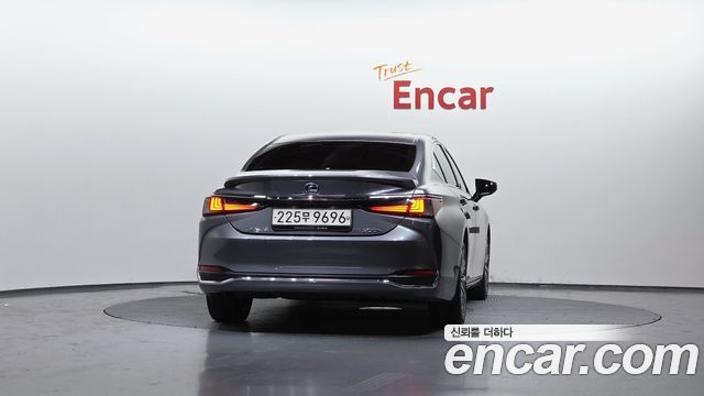 Лексус ES300h 2019 — миниатюра 4