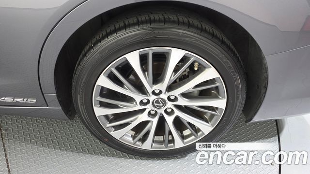 Лексус ES300h 2019 — миниатюра 5