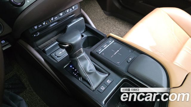 Лексус ES300h 2019 — миниатюра 9
