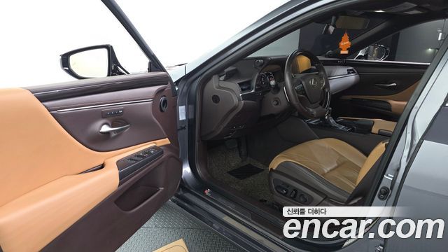 Лексус ES300h 2019 — миниатюра 10