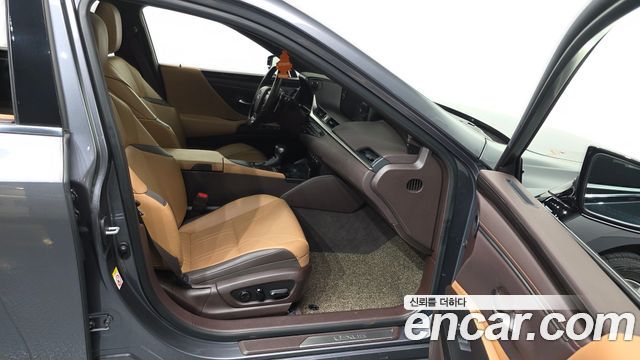 Лексус ES300h 2019 — миниатюра 11