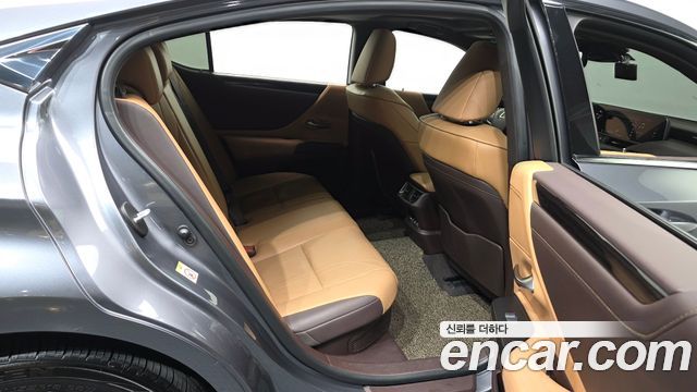 Лексус ES300h 2019 — миниатюра 12