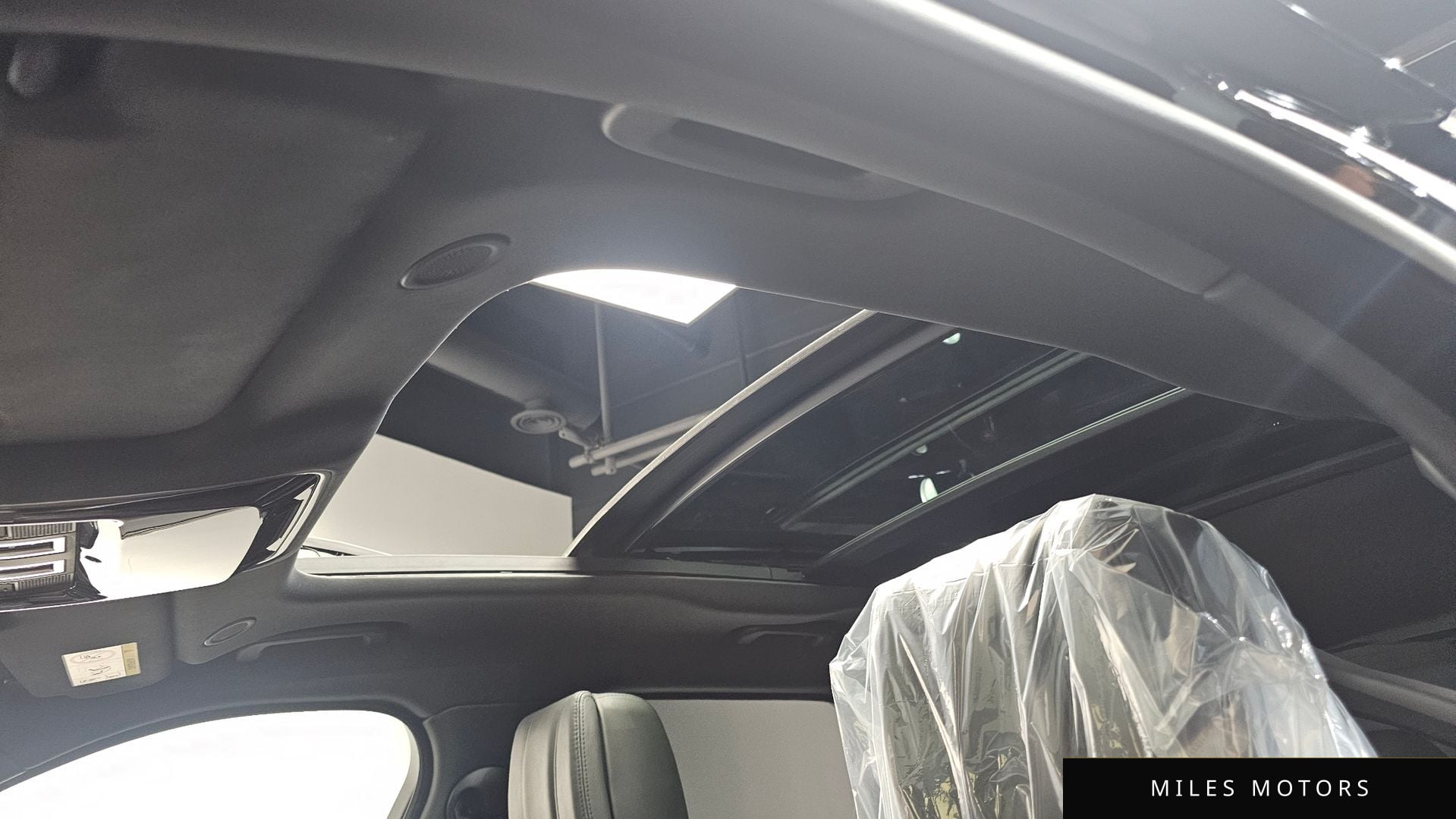 Land Rover 레인지로버 벨라 2025 — миниатюра 19