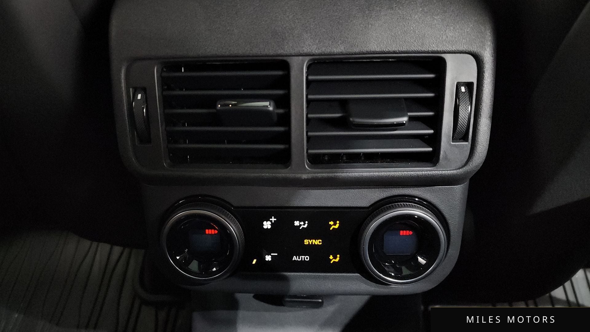 Land Rover 레인지로버 벨라 2025 — миниатюра 19