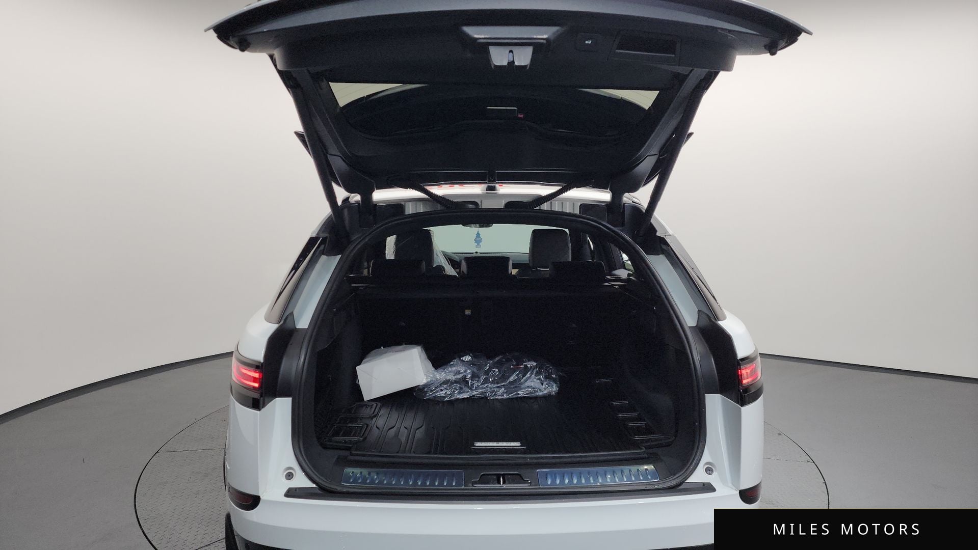 Land Rover 레인지로버 벨라 2025 — миниатюра 20