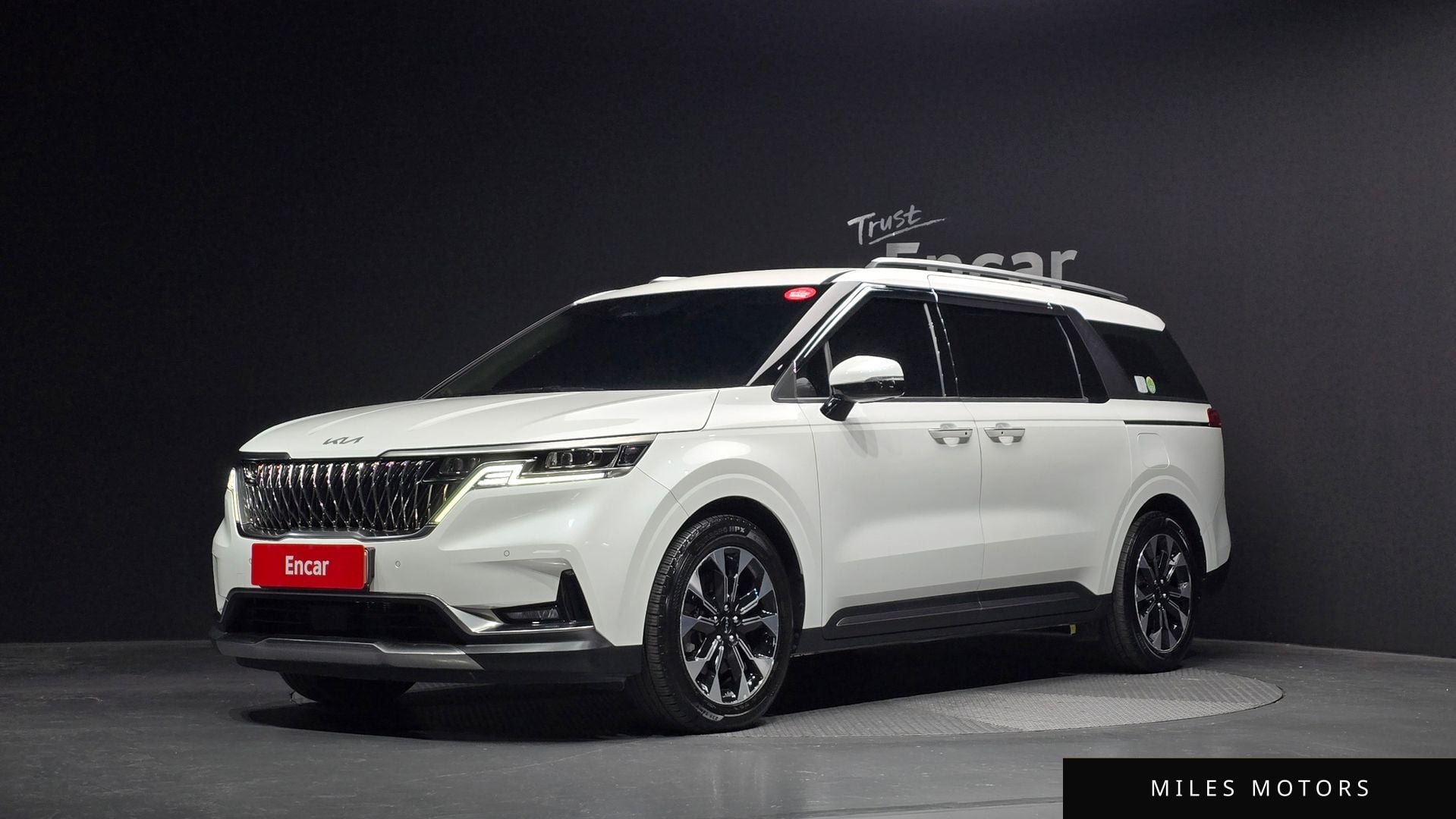 Kia Carnival 2023 — фото 1 из 12