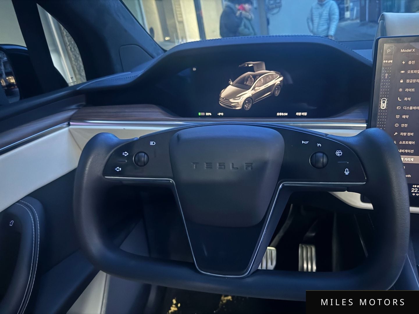 Tesla 모델 X 2023 — миниатюра 9