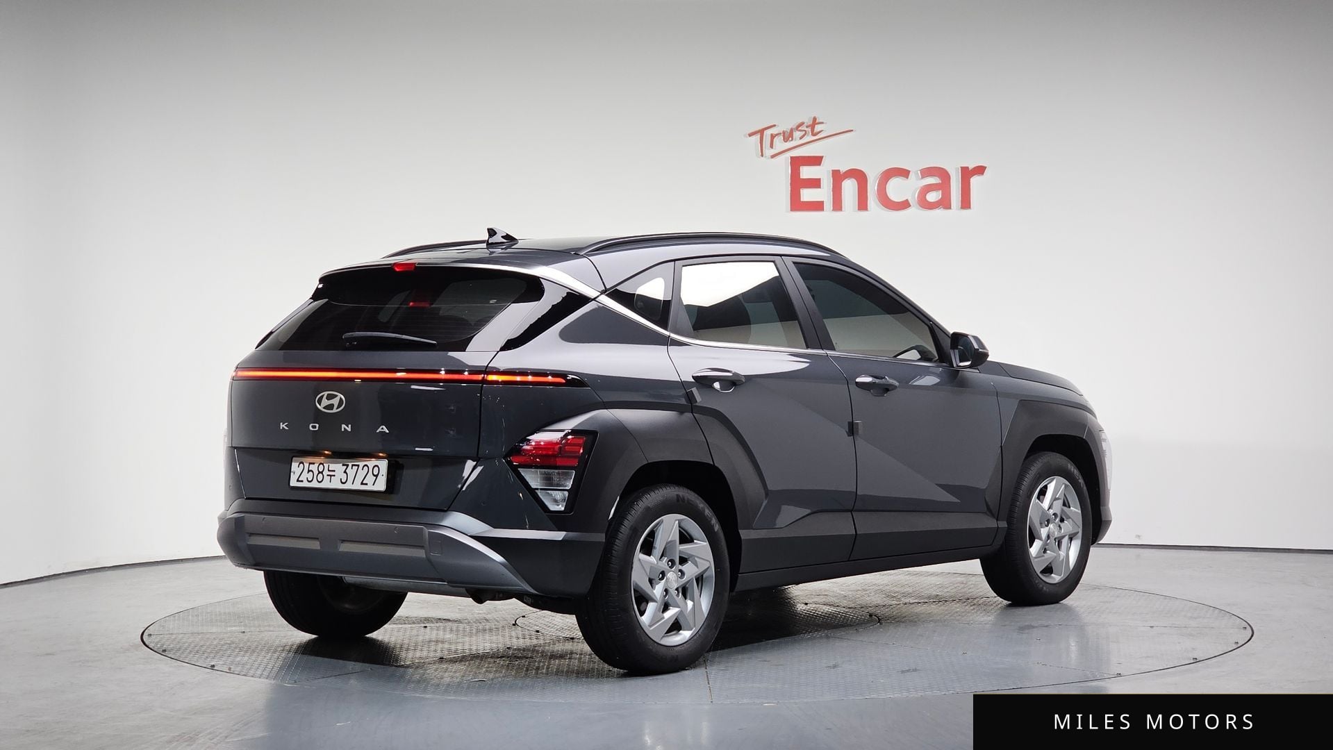 Hyundai Kona 2023 — фото 1 из 12