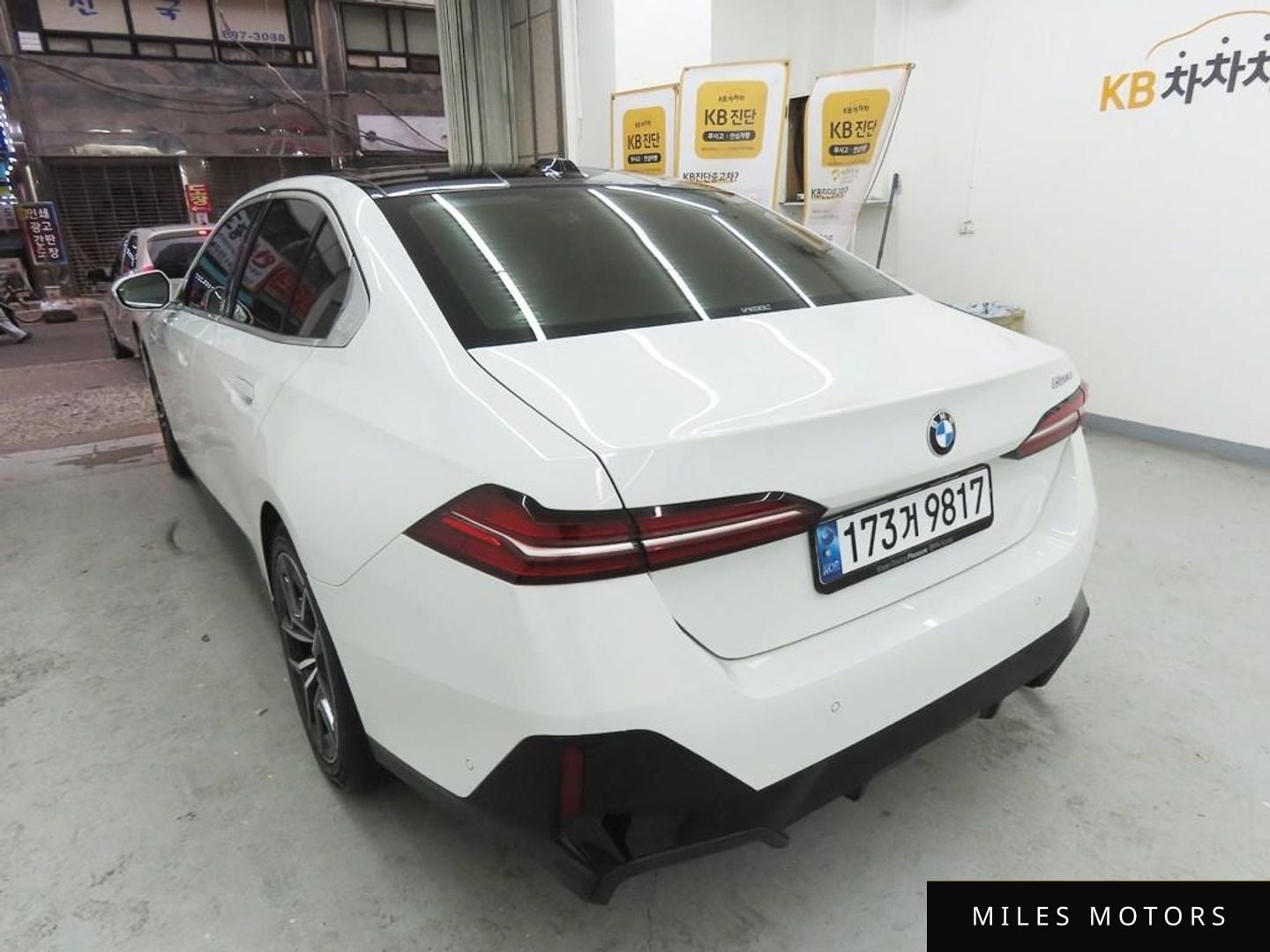 BMW 5 Series (G60) 2024 — миниатюра 4