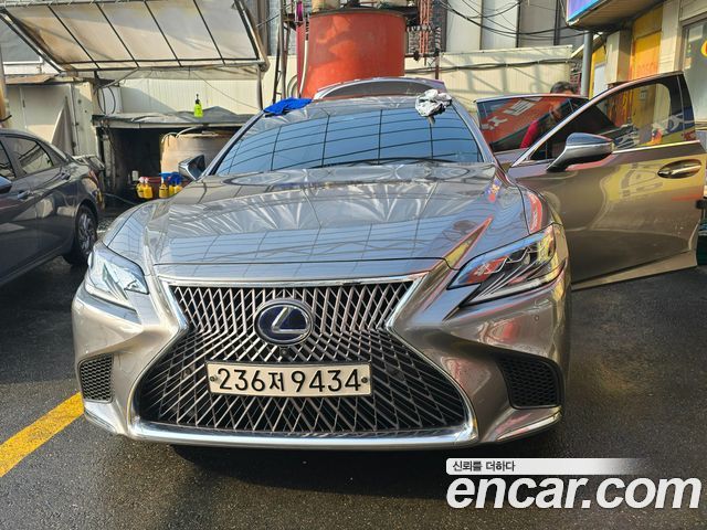 Лексус LS500h 2018 — миниатюра 3