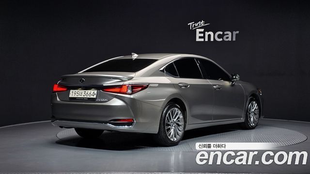 Лексус ES300h 2023 — миниатюра 2