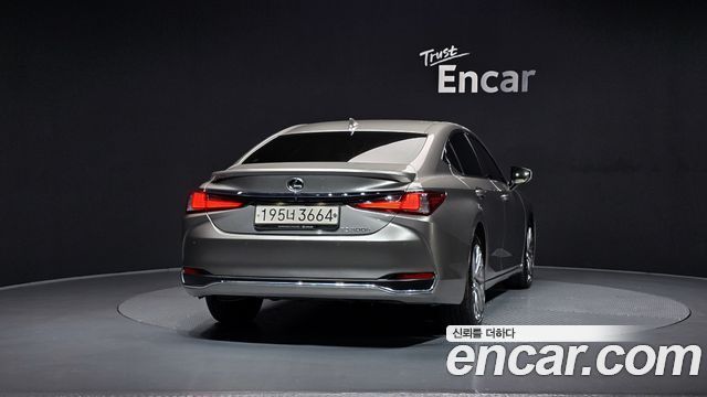 Лексус ES300h 2023 — миниатюра 4