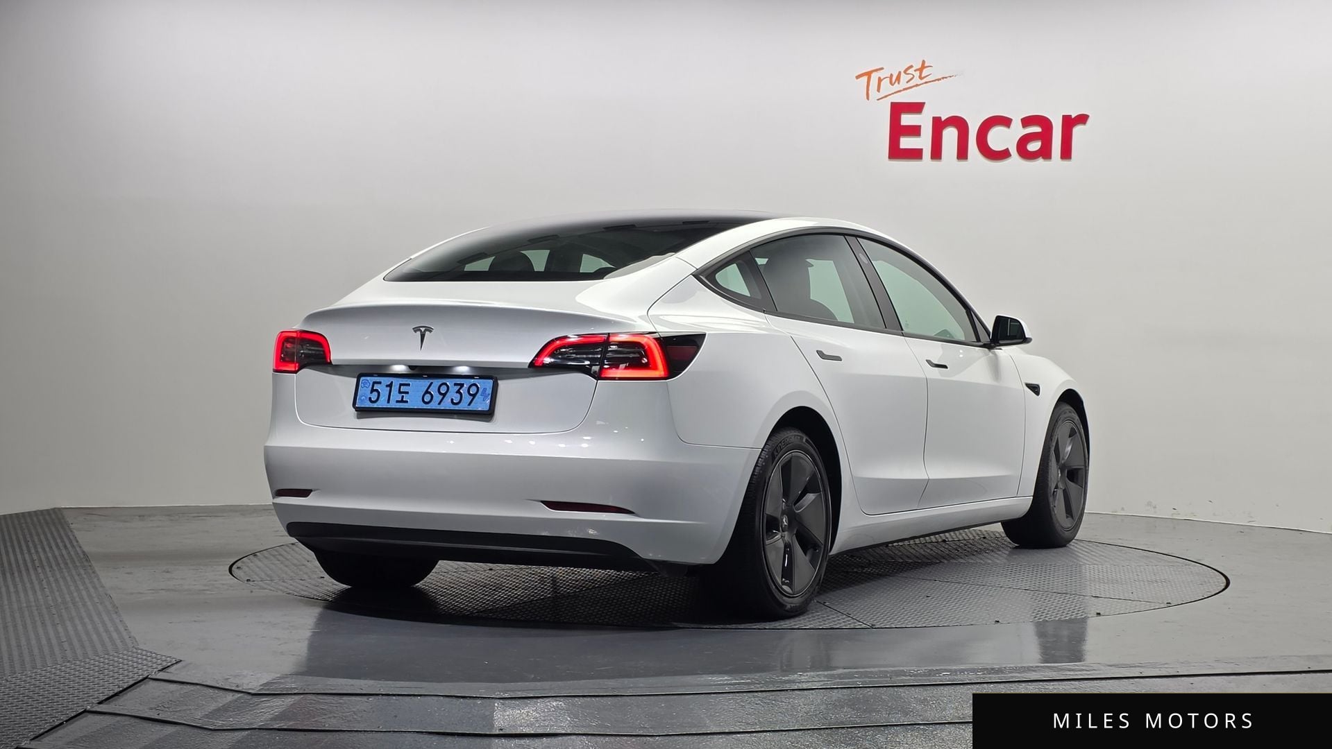 Tesla Model 3 2023 — миниатюра 2