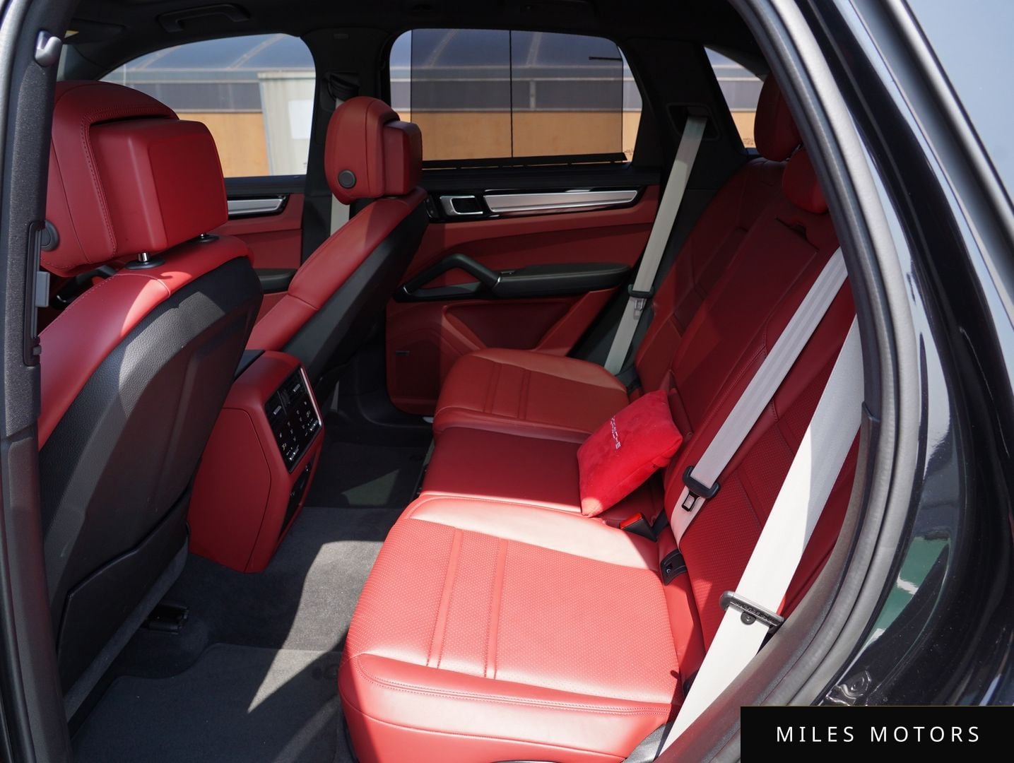 Porsche Cayenne 2022 — миниатюра 10