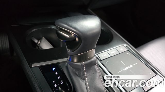 Лексус UX250h 2019 — миниатюра 9