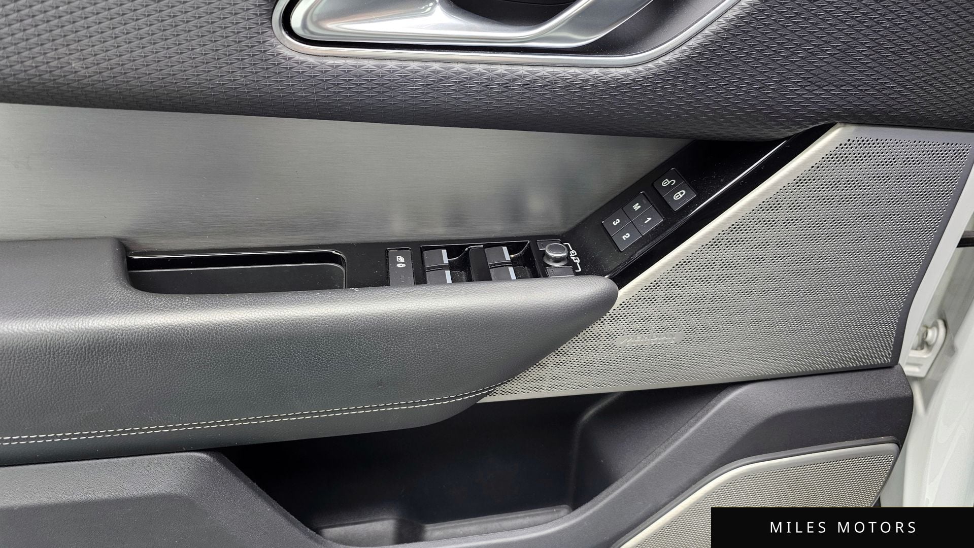 Land Rover Range Rover Velar 2018 — миниатюра 16