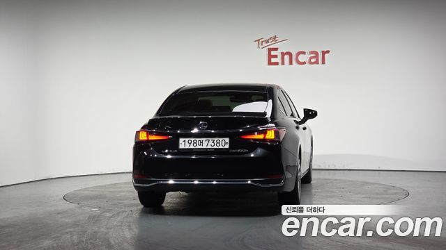 Лексус ES300h 2019 — миниатюра 3