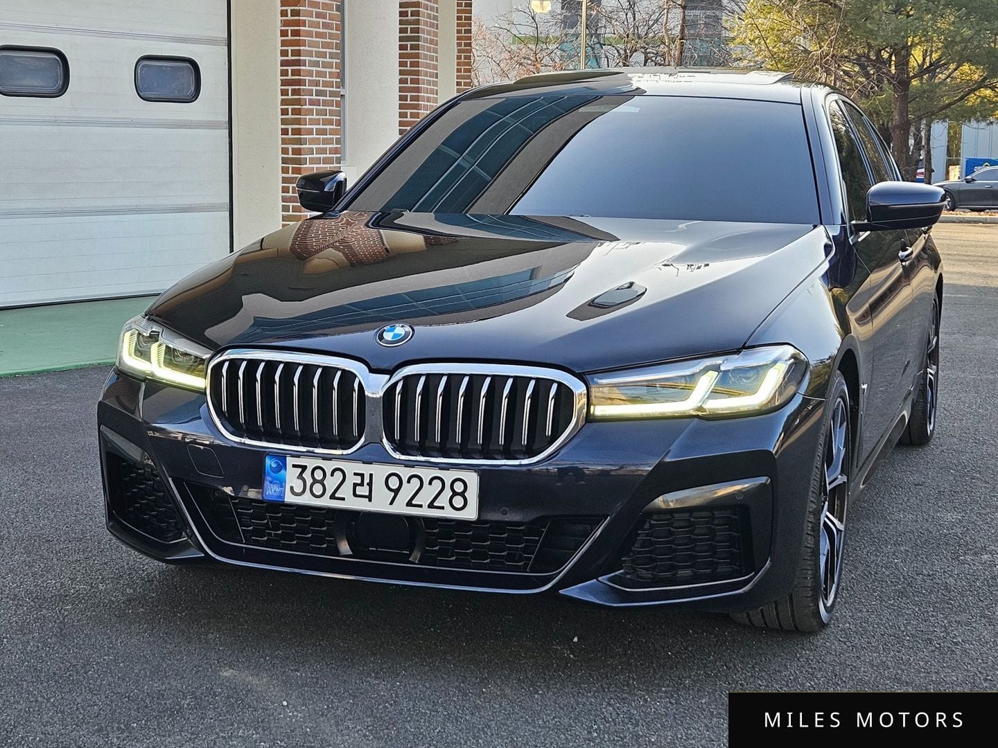 BMW 5 Series (G30) 2022 — миниатюра 3