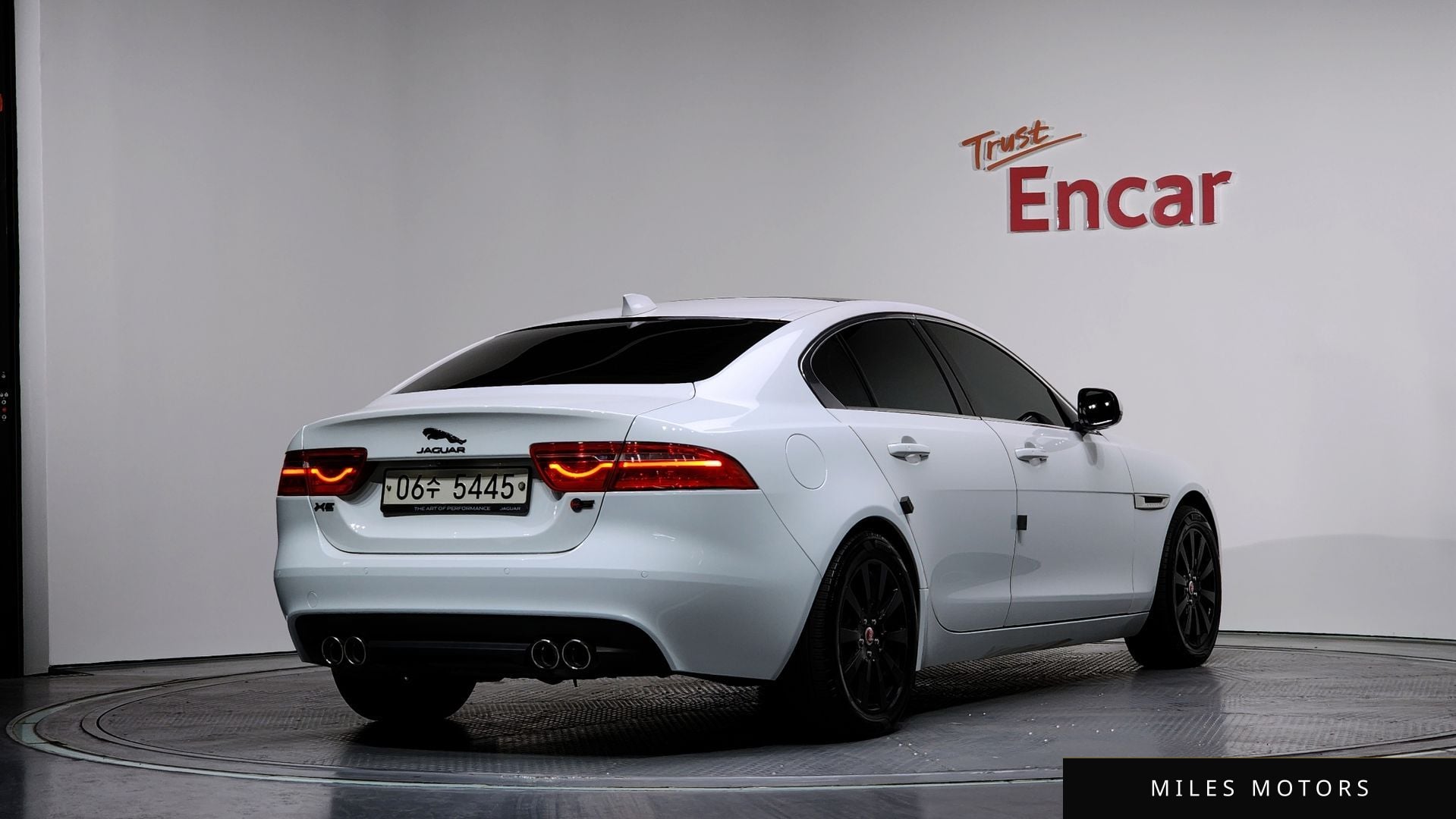 Jaguar XE 2017 — миниатюра 2