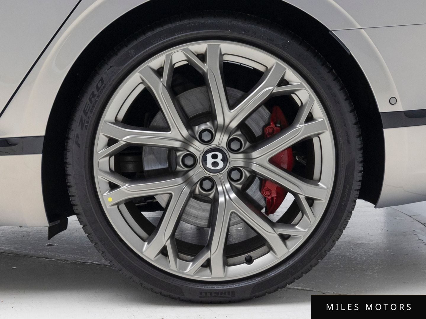 Bentley Flying Spur 2024 — миниатюра 5