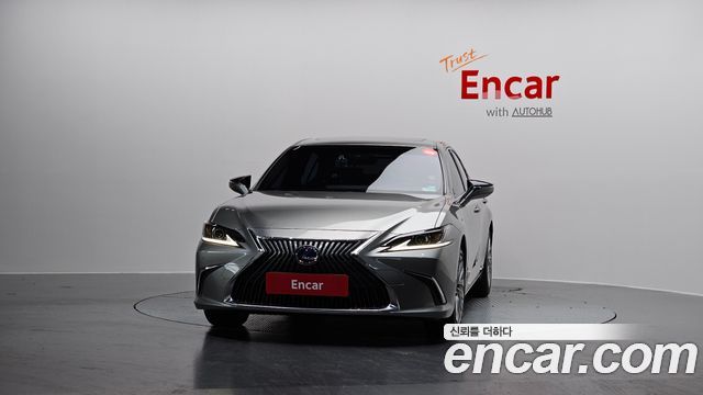 Лексус ES300h 2020 — миниатюра 3