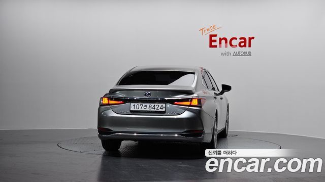 Лексус ES300h 2020 — миниатюра 4