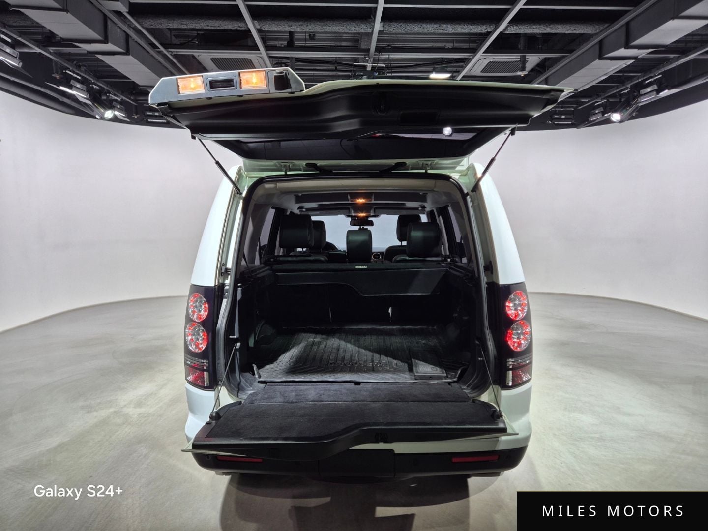 Land Rover Discovery 2016 — миниатюра 9