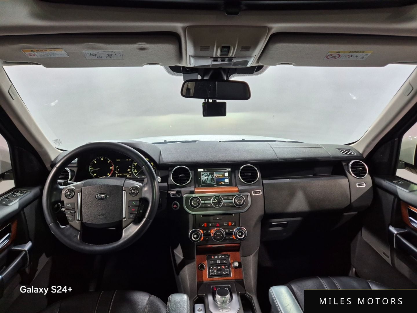 Land Rover Discovery 2016 — миниатюра 10