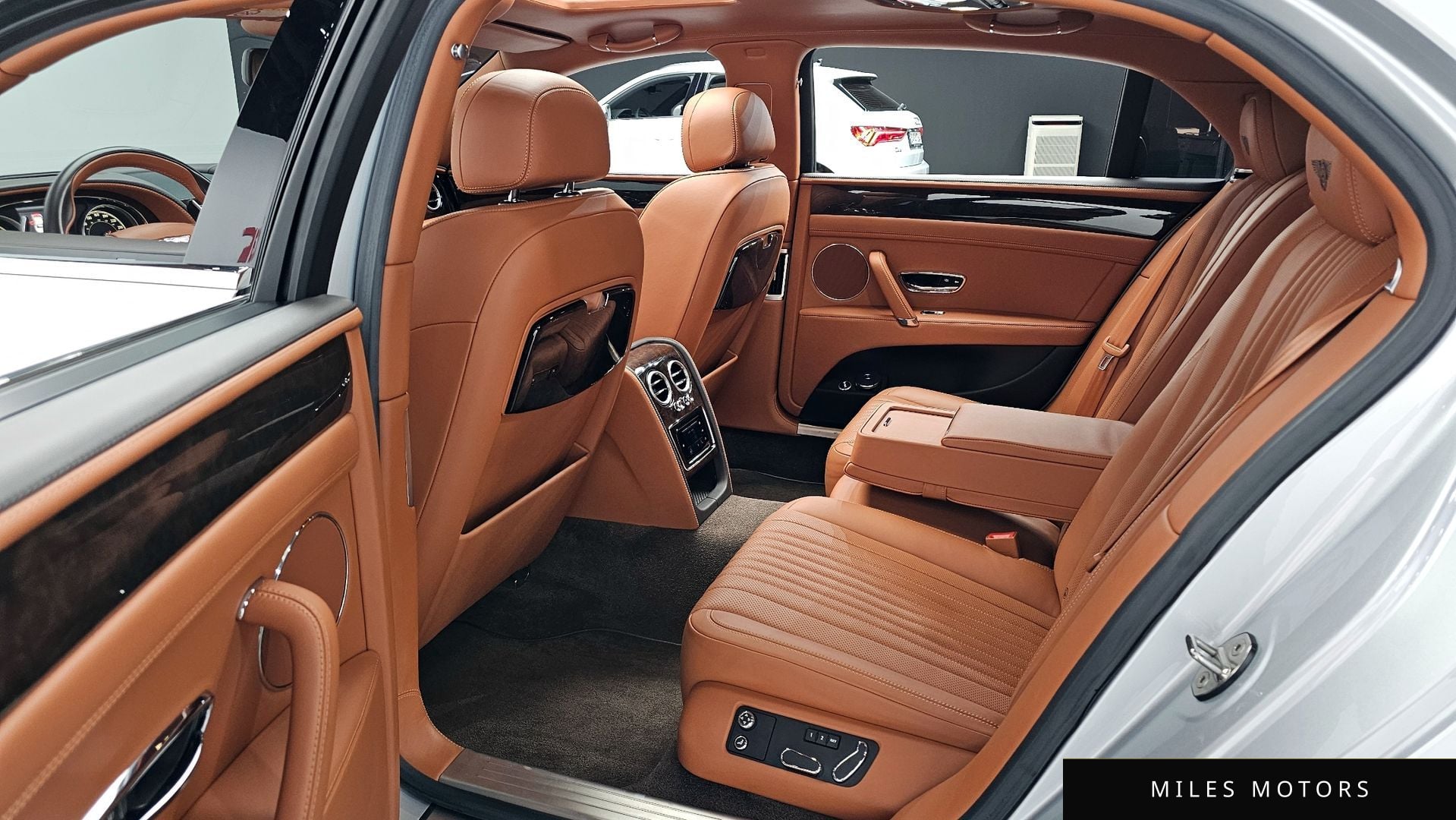 Bentley Flying Spur 2018 — миниатюра 11
