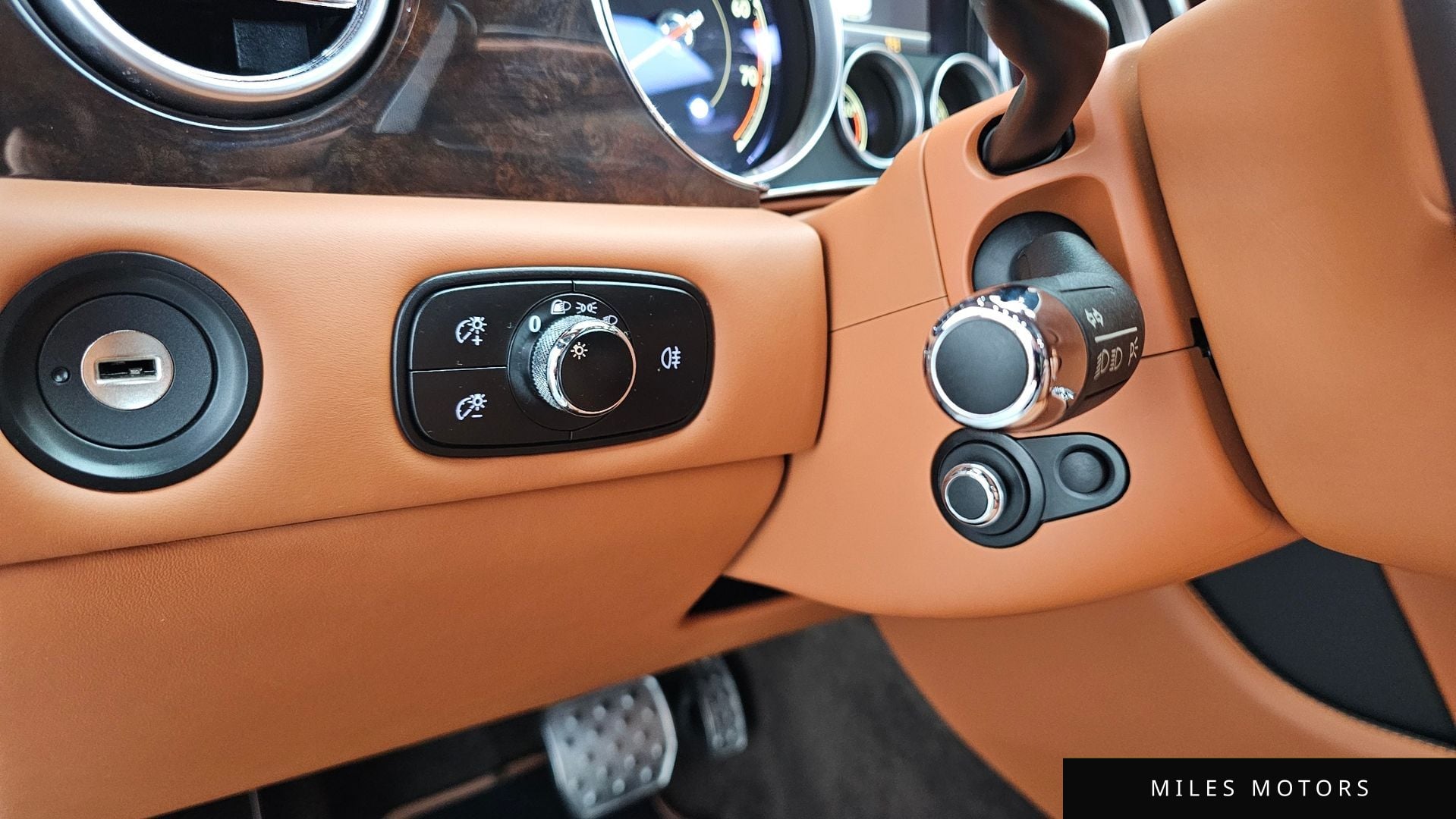 Bentley Flying Spur 2018 — миниатюра 14