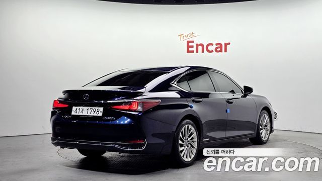 Лексус ES300h 2019 — миниатюра 2