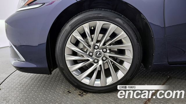 Лексус ES300h 2019 — миниатюра 5
