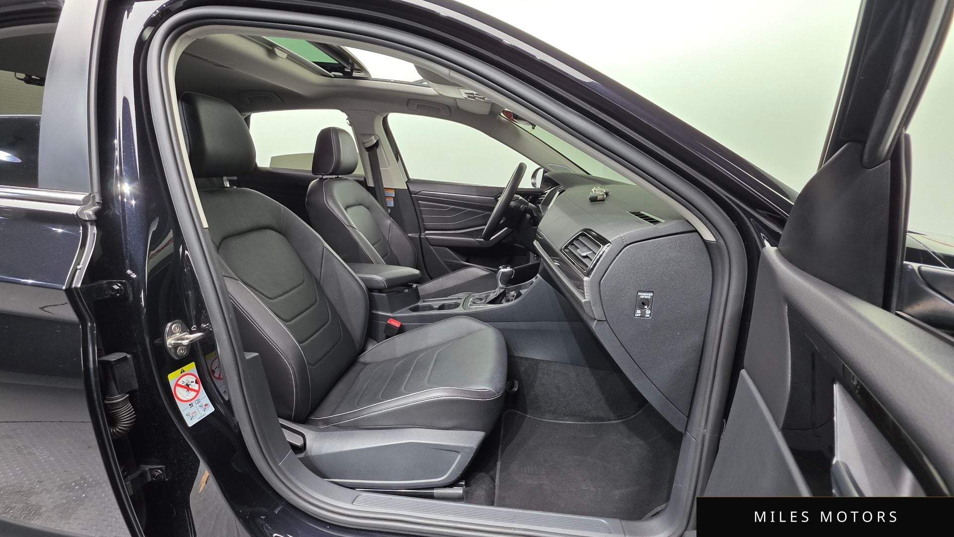 Volkswagen 제타 2023 — миниатюра 10