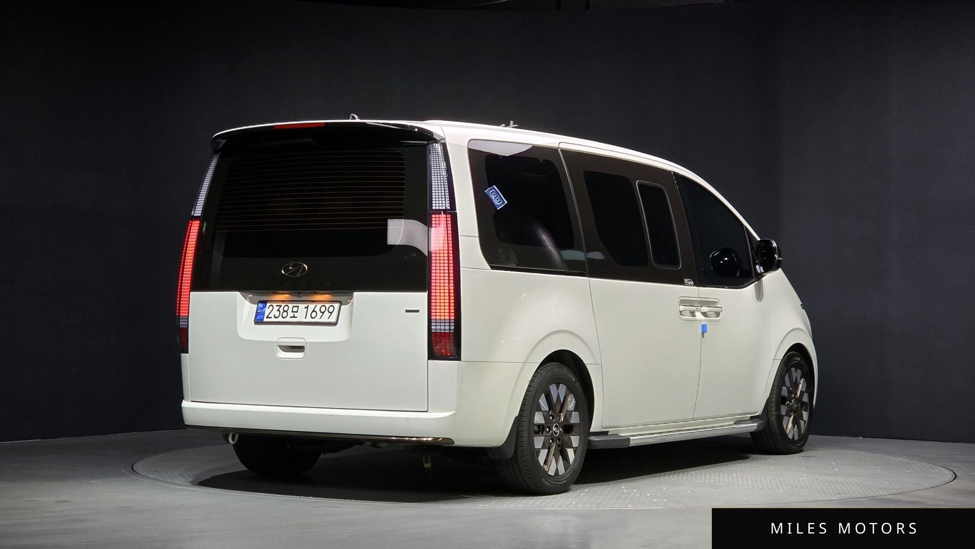 Hyundai Staria 2023 — миниатюра 2