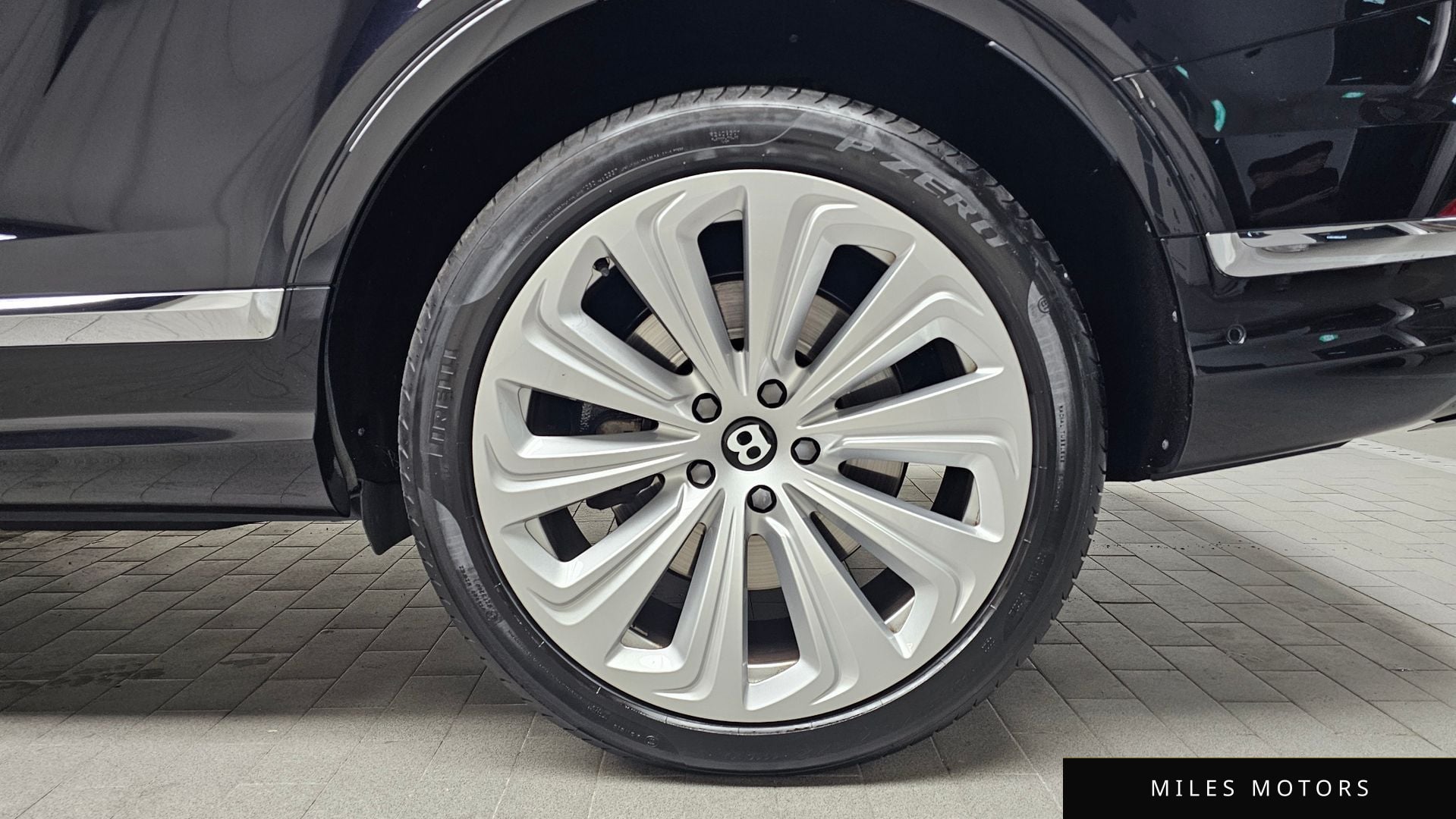 Bentley Bentayga 2023 — миниатюра 5