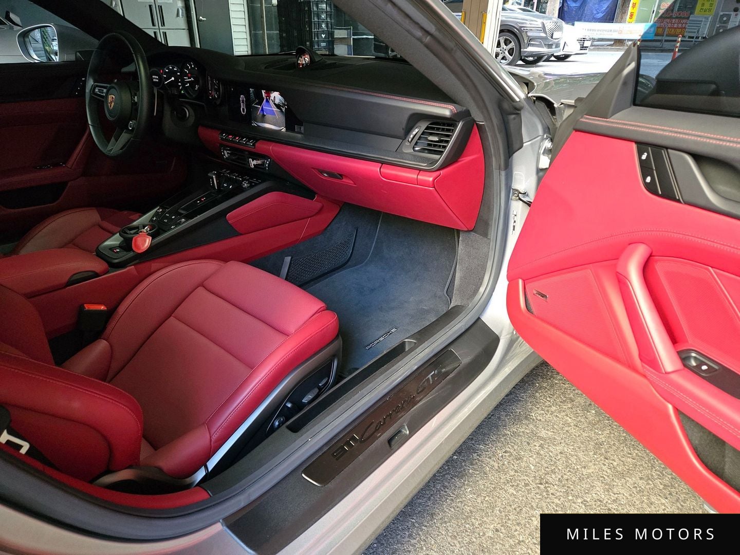 Porsche 911 (992) 2023 — миниатюра 10