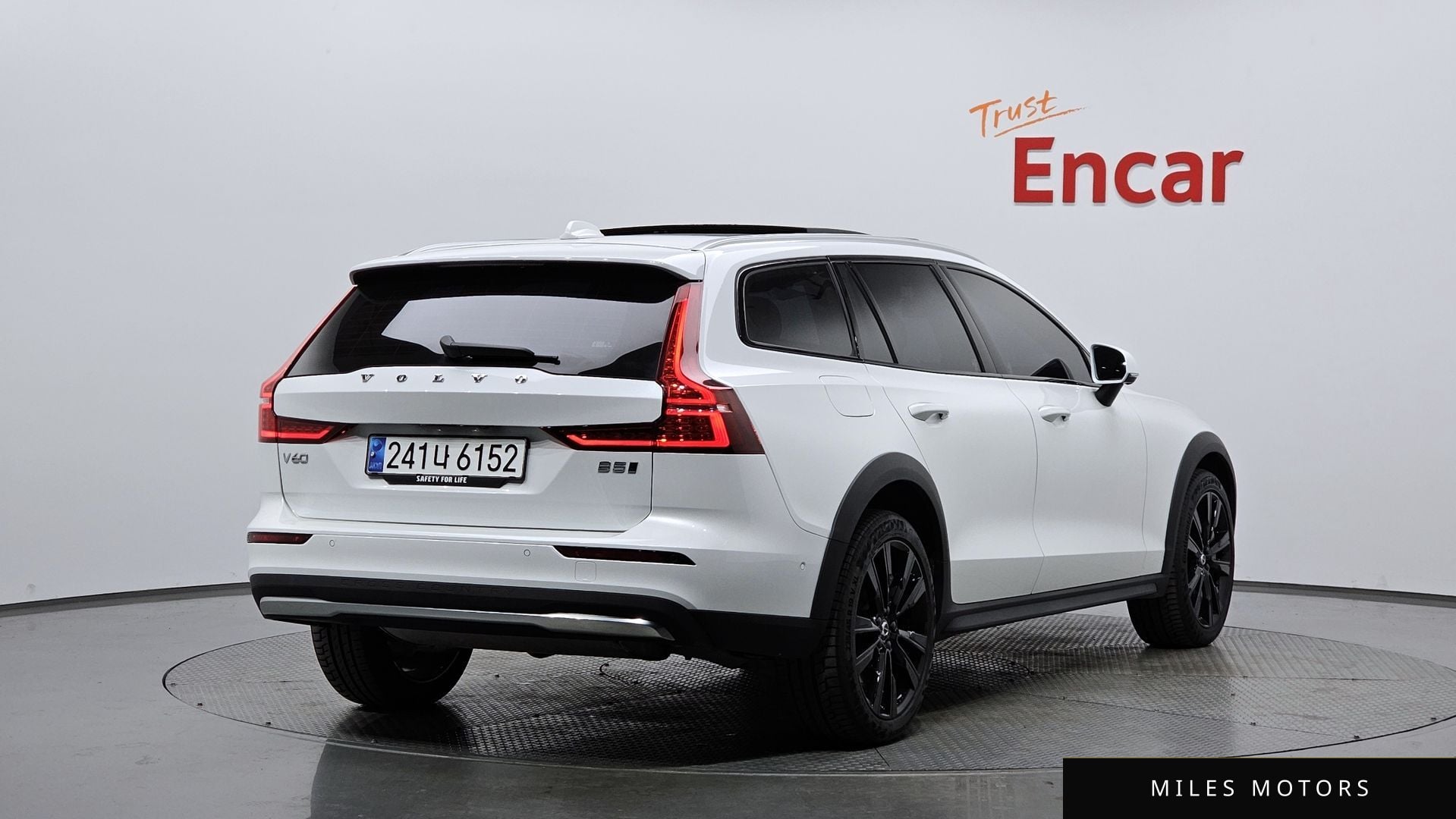Volvo V60 2024 — фото 1 из 12