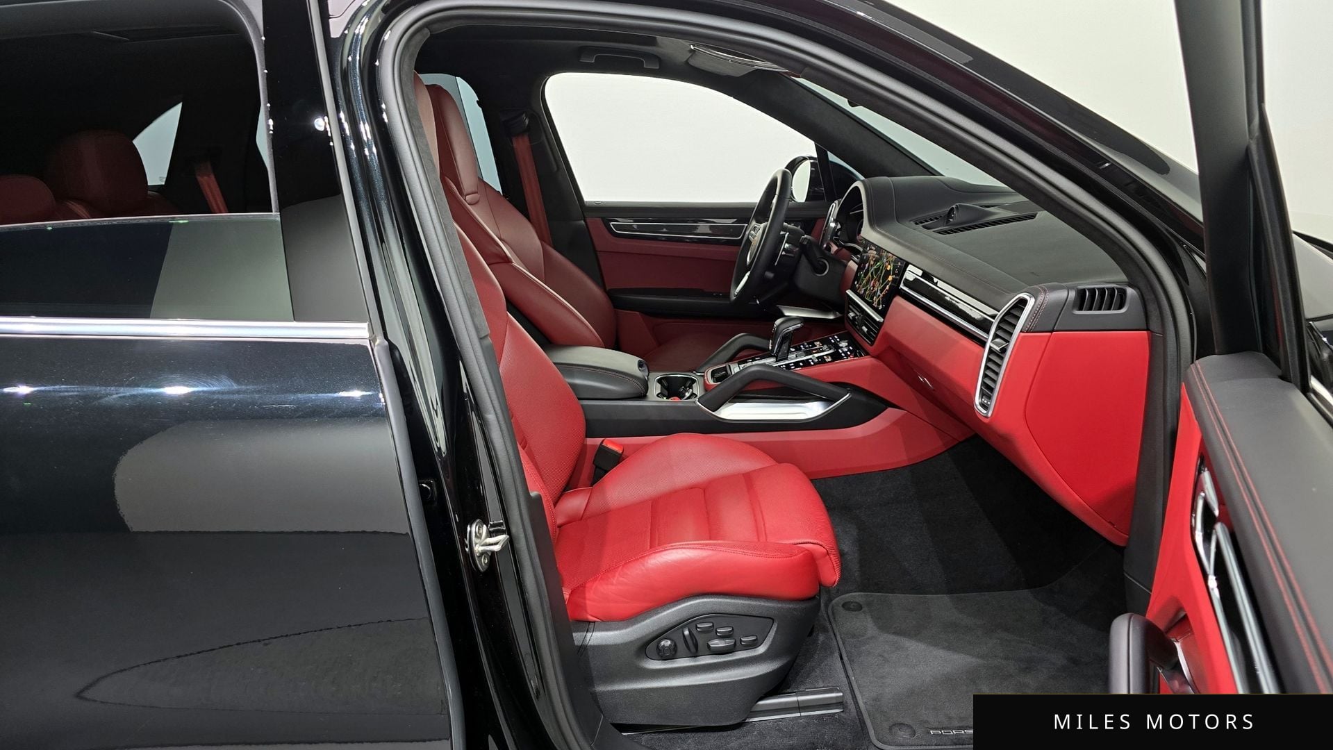 Porsche Cayenne 2023 — миниатюра 11